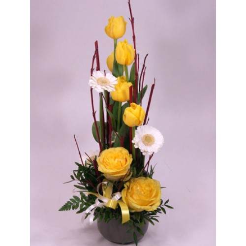 Spring flower plate with yellow tulips and roses M